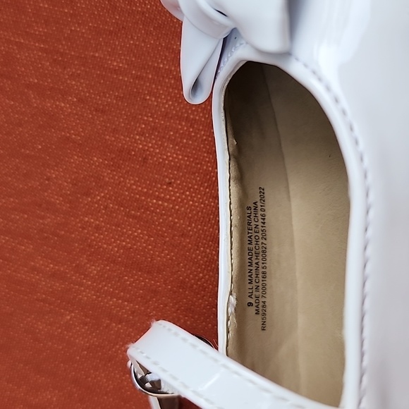 Children's Place Girls White Dress Shoe - Picture 3 of 6